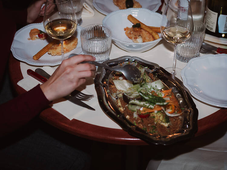 Le guide du OFF Paris se réinvente avec 140 adresses pour bien boire et bien manger en 2026