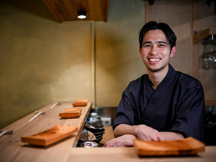 Em Alcântara, Kosuke Saito está a fazer o que mais gosta – a servir-nos peixe ao balcão