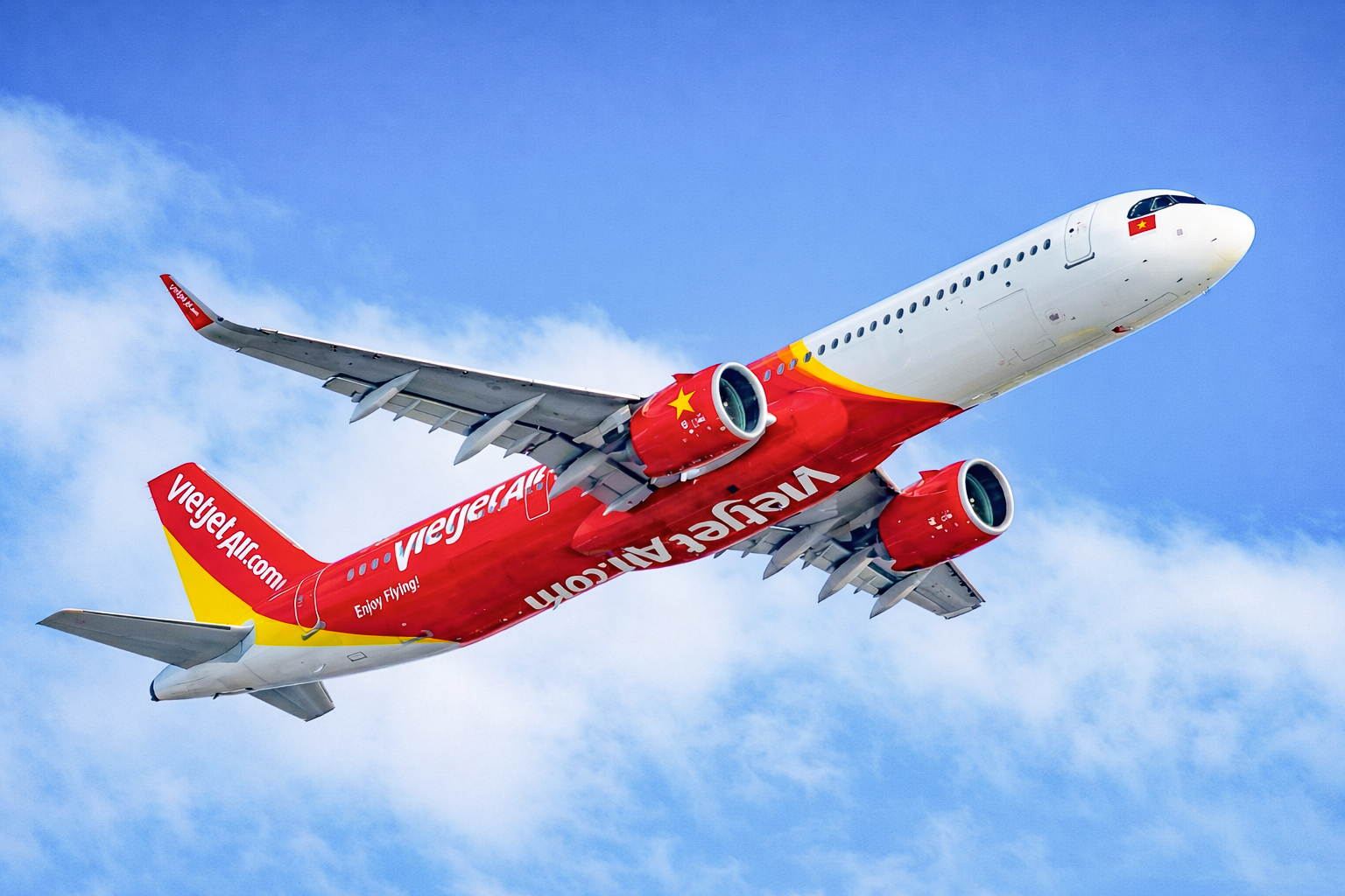 Heading to Vietnam in 2026? Vietjet just knocked 30% off its Deluxe fares for Singapore travellers