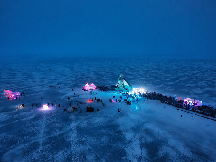 Reivaa auringonlaskuun meren jäällä Reivaa auringonlaskuun meren jäällä