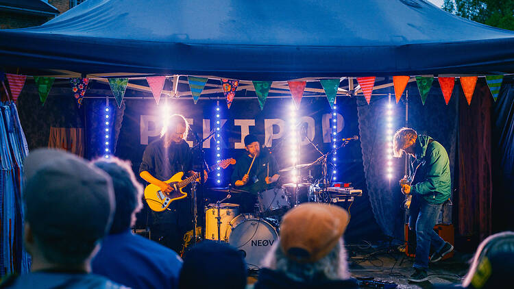 Bailaa Pikisaaren parhailla vaihtoehtomusiikin festareilla Bailaa Pikisaaren parhailla vaihtoehtomusiikin festareilla