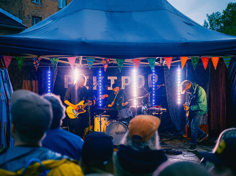 Bailaa Pikisaaren parhailla vaihtoehtomusiikin festareilla Bailaa Pikisaaren parhailla vaihtoehtomusiikin festareilla