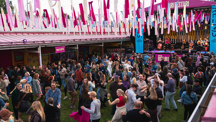 Fiilistele, kuinka kaksi ostaria muuttuu festareiksi Fiilistele, kuinka kaksi ostaria muuttuu festareiksi