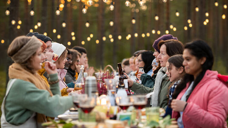 Ruokaile joukolla kilometrin pituisessa kulttuuriruokapöydässä Ruokaile joukolla kilometrin pituisessa kulttuuriruokapöydässä
