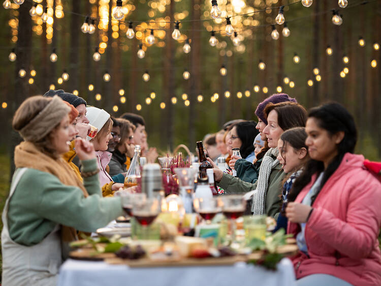 Ruokaile joukolla kilometrin pituisessa kulttuuriruokapöydässä Ruokaile joukolla kilometrin pituisessa kulttuuriruokapöydässä
