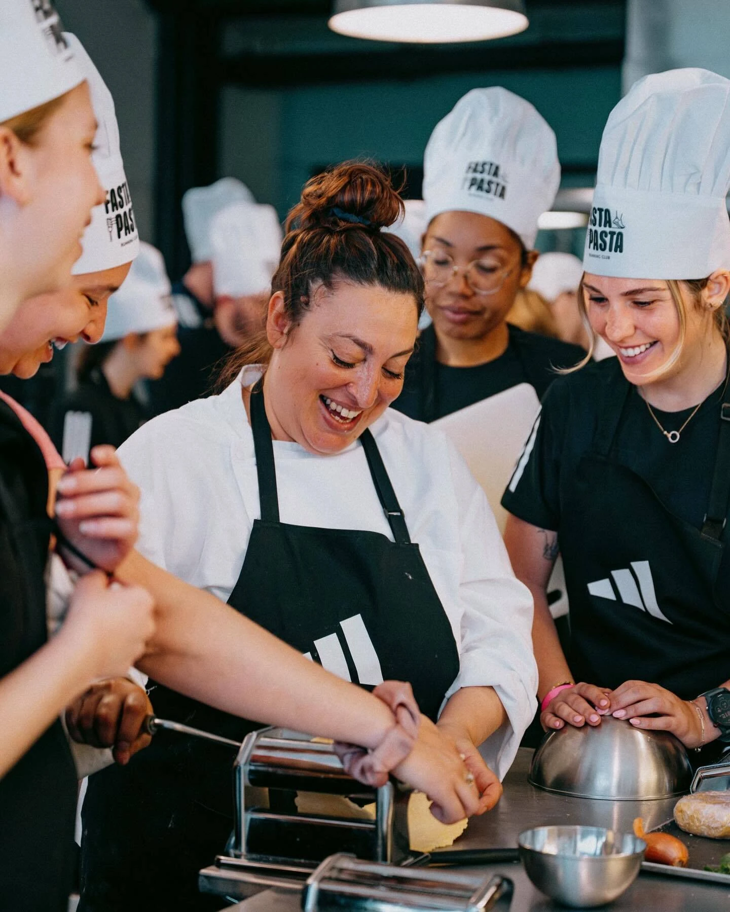 Courir, manger, sociabiliser : à Paris, les &laquo;&nbsp;running food clubs&nbsp;&raquo; ne connaissent pas la crise