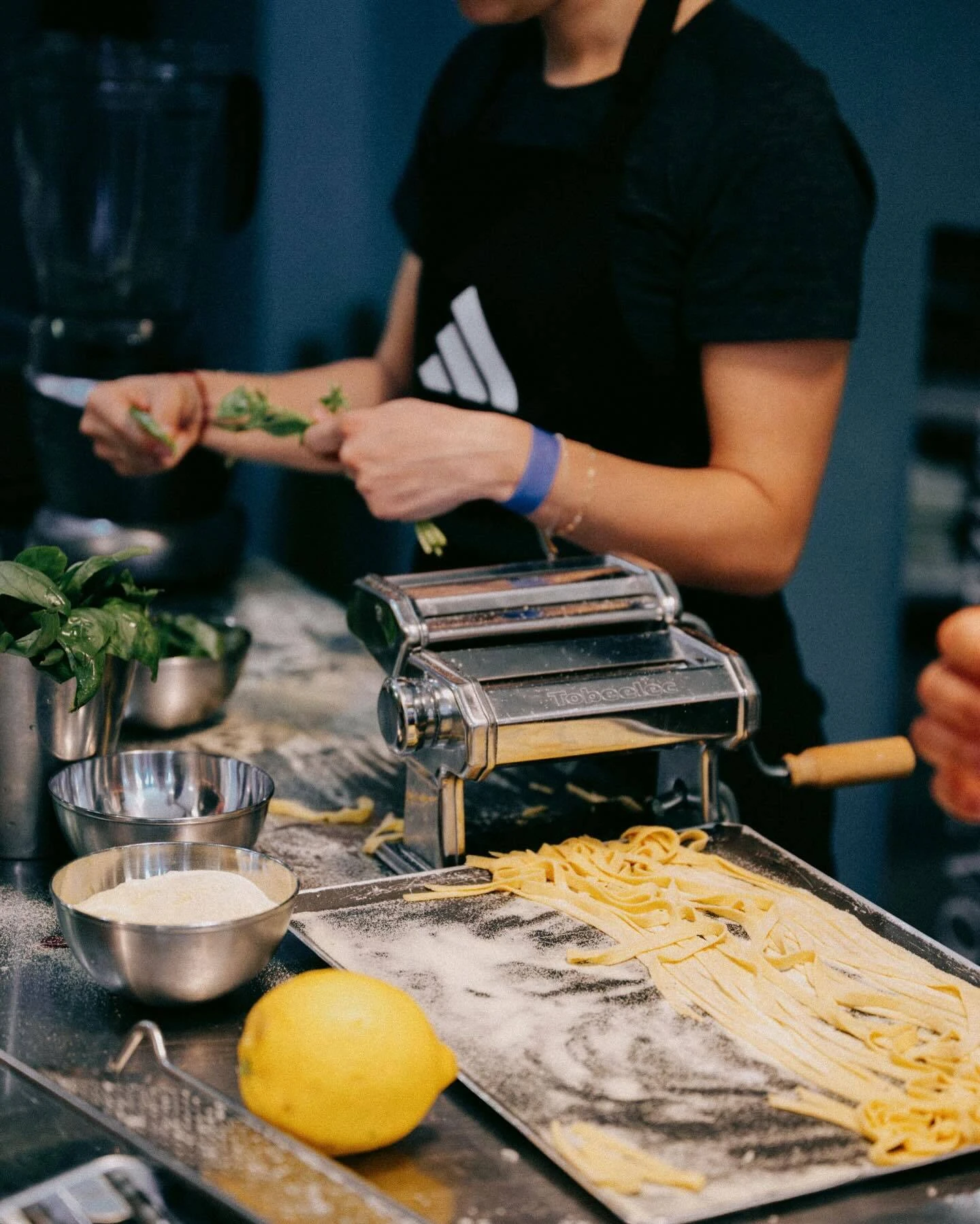 Courir, manger, sociabiliser : à Paris, les &laquo;&nbsp;running food clubs&nbsp;&raquo; ne connaissent pas la crise