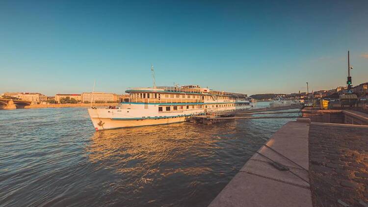 Grand Jules Boat Hotel