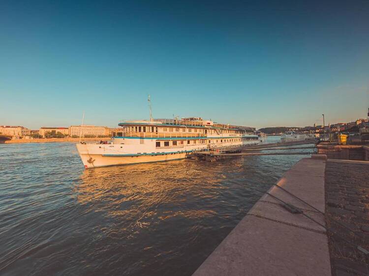 Grand Jules Boat Hotel