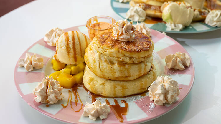 Japanilainen souffle-pannukakku Shin Cafe kahvilassa Helsingissä