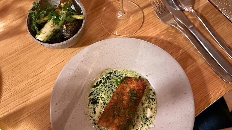 Ravintola Wellamon annos paistetusta kalasta yrttikastikkeella ja lisukkeilla.