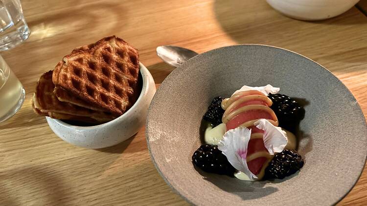 Ravintola Wellamon jälkiruoka, jossa vohvelit tarjoillaan marjojen ja kerman kanssa.