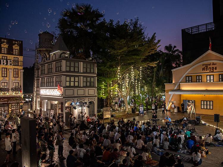 ท่องประวัติศาสตร์หนังไทย ฟังดนตรีสด ค้นพบงานคราฟต์ยามค่ำคืนในงาน ‘มายาราตรี ครั้งที่ 6’ ท่องประวัติศาสตร์หนังไทย ฟังดนตรีสด ค้นพบงานคราฟต์ยามค่ำคืนในงาน ‘มายาราตรี ครั้งที่ 6’