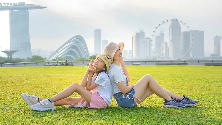Tourists Singapore Tourists are traveling happily in Singapore.