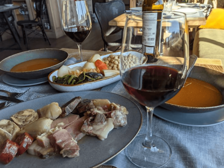 Descubrimos dos restaurantes con un cocido 100% gallego en Madrid: para comer en una azotea de Gran Vía o junto a un hórreo Descubrimos dos restaurantes con un cocido 100% gallego en Madrid: para comer en una azotea de Gran Vía o junto a un hórreo