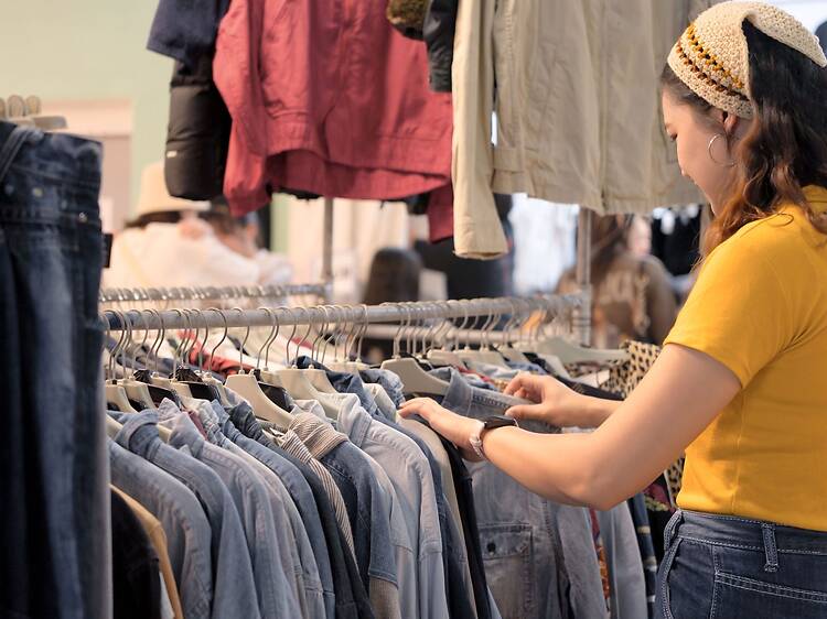 Ropa de Ralph Lauren, Gucci o Dior: las marcas de lujo se reúnen en este nuevo mercado de segunda mano en Madrid Ropa de Ralph Lauren, Gucci o Dior: las marcas de lujo se reúnen en este nuevo mercado de segunda mano en Madrid