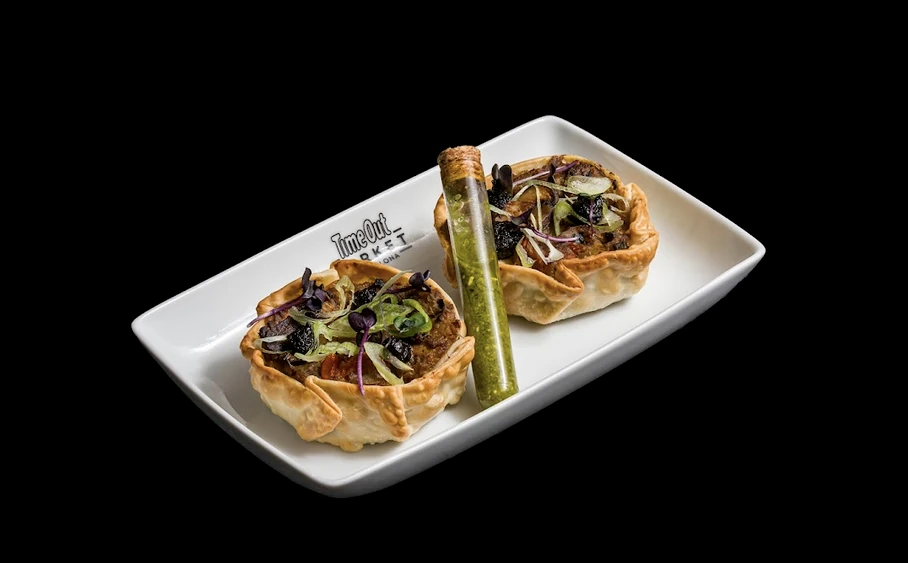 Empanades d’albergínia de proximitat i xiitake, tomàquet confitat i sec, i all negre (Time Out Fest 2026)