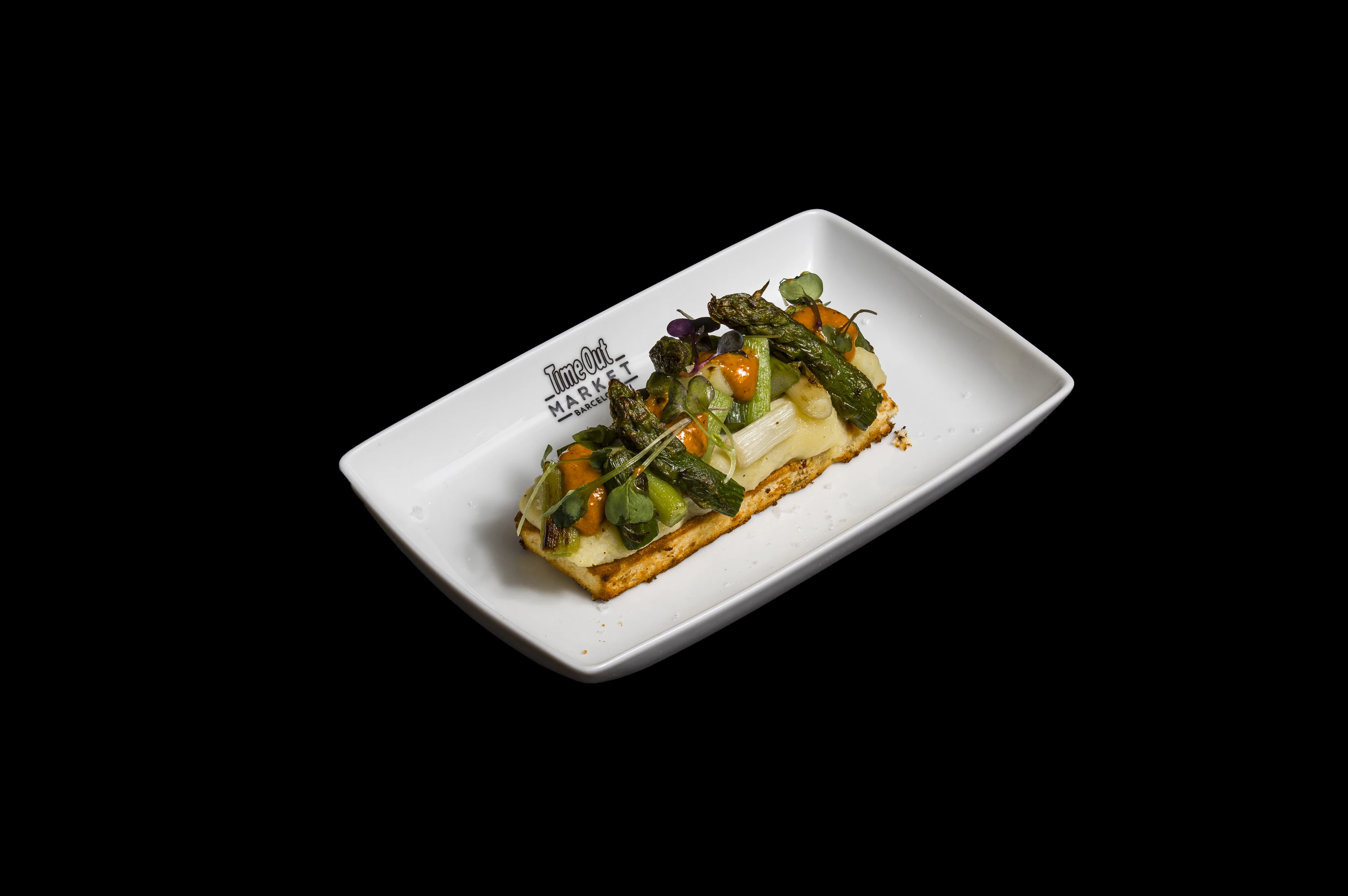 Coca d'esp&agrave;rrecs i alls tendres amb romesco, de Can Ros