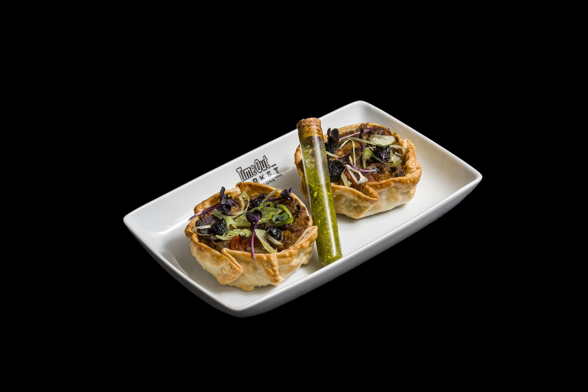 Dues empanades d&rsquo;alberg&iacute;nia de proximitat i xiitake, tom&agrave;quet confitat i sec, i all negre , de 9 de julio