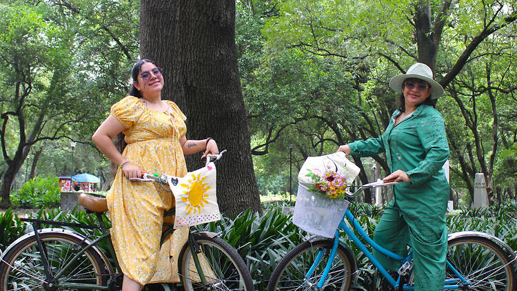 Paseo en bici retro con picnic