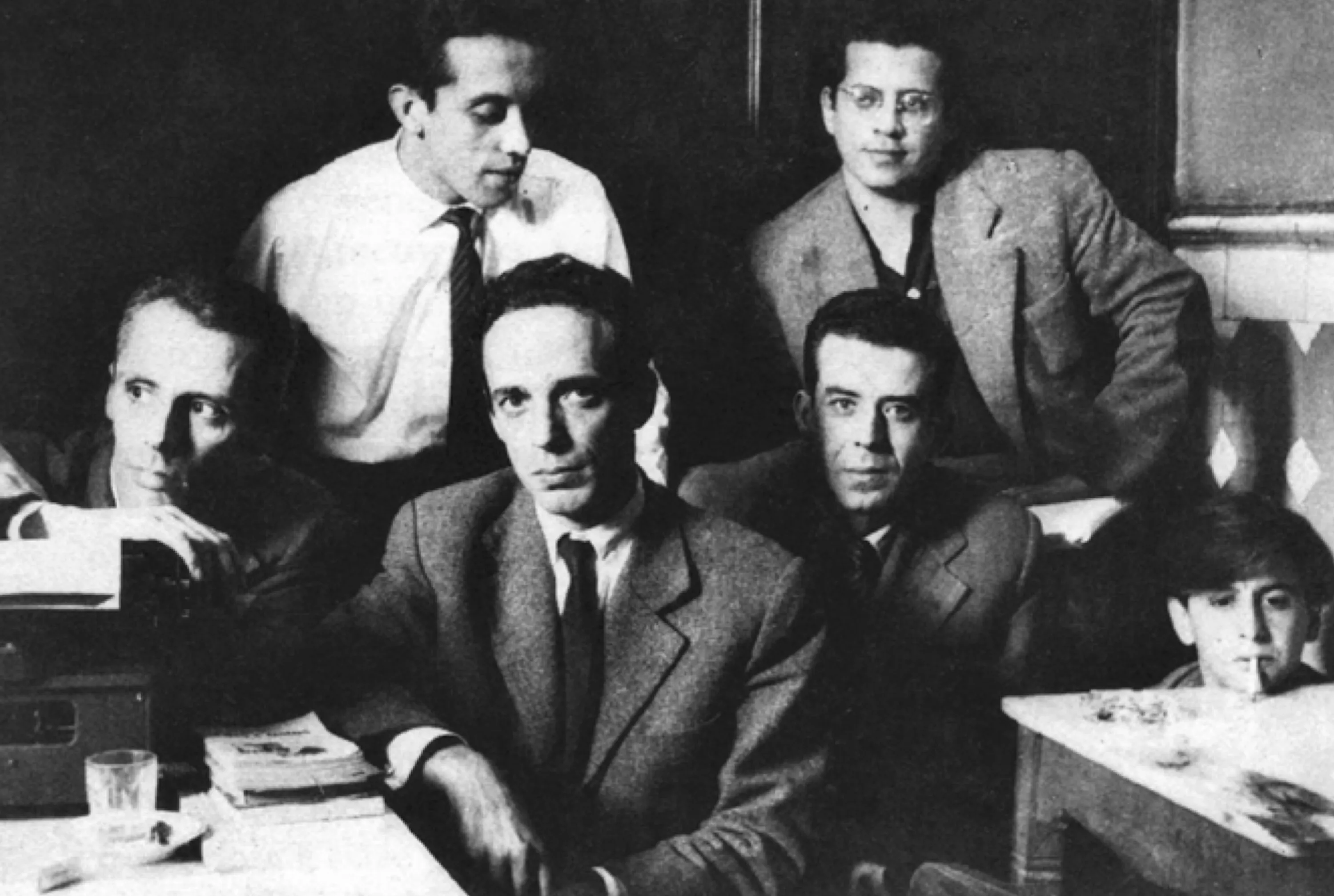 No Caf&eacute; Royal: de p&eacute;, Pepe Blanco e Henrique Varik Tavares; sentados, M&aacute;rio Cesariny, Ant&oacute;nio Jos&eacute; Forte, Virg&iacute;lio Martinho e Benjamim Marques