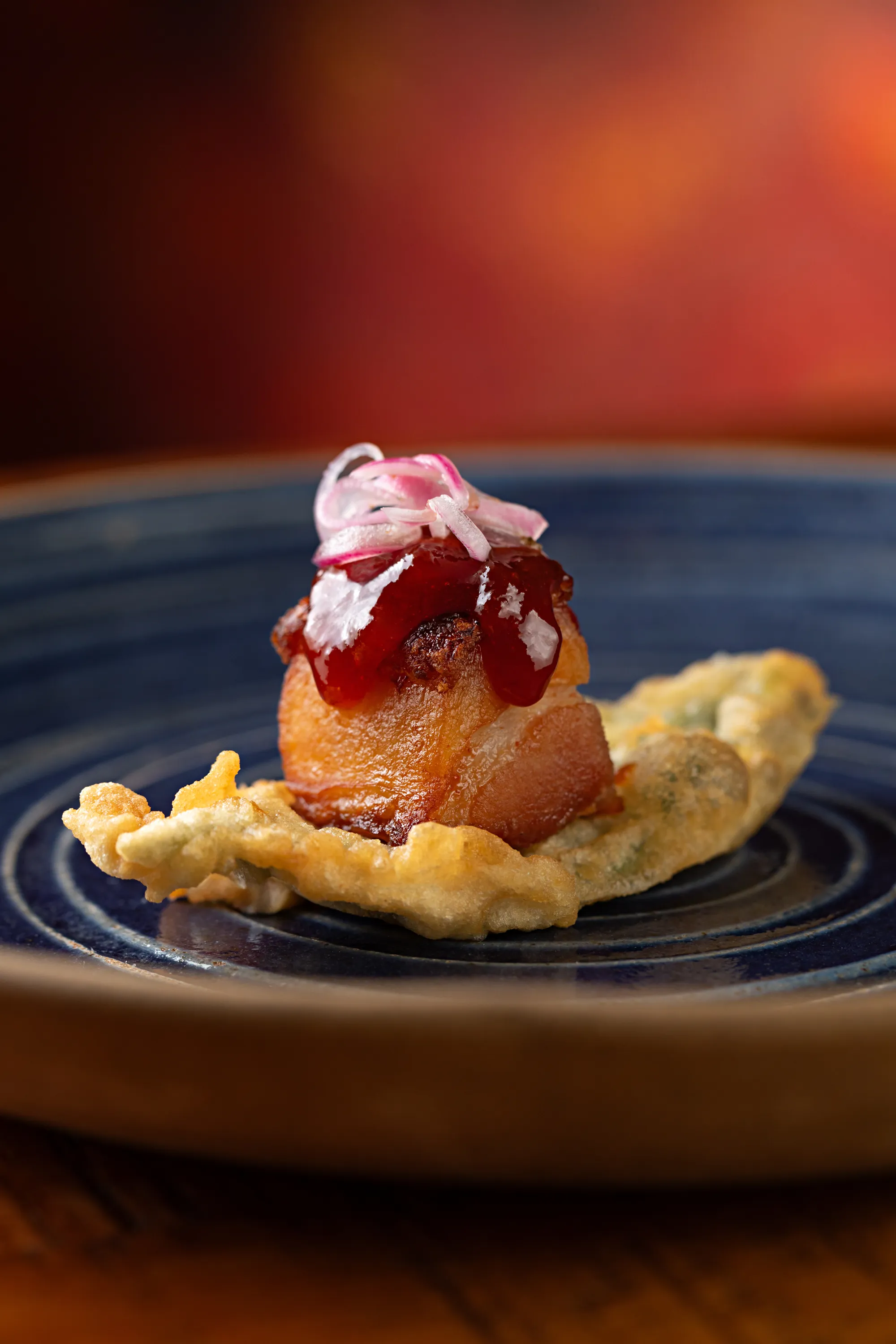 Barriga Suina confit com  barbecue de goiabada cascao e tempurá de ora pronobis