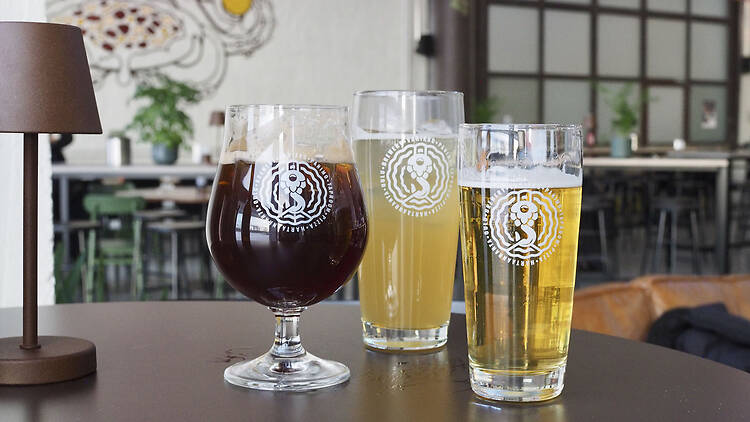 Kolme olutta laseissa pöydällä Varikko Panimossa Oulussa.