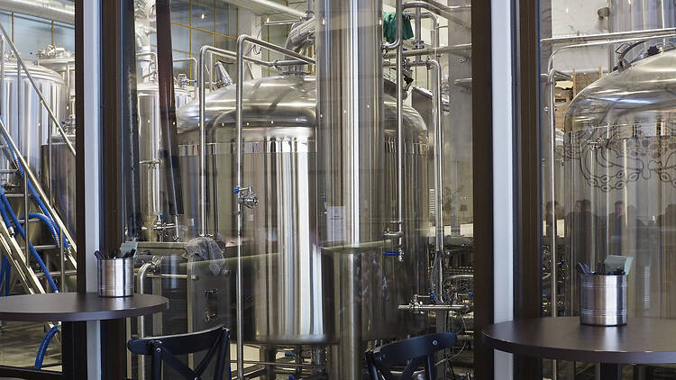 Näkymä panimon puolelle lasiseinästä Varikko Panimossa Oulussa. 