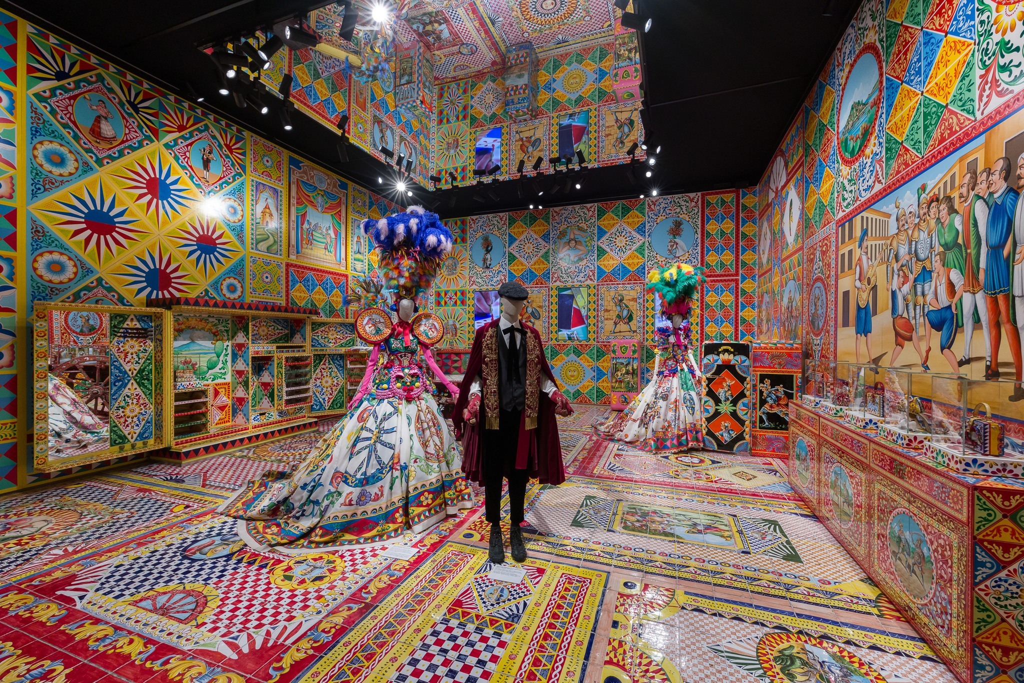 アート・デザイン・音楽 10 ANNI DI DOLCE & GABBANA From the Heart to the Hands: Dolce&Gabbana | Things to do in Miami