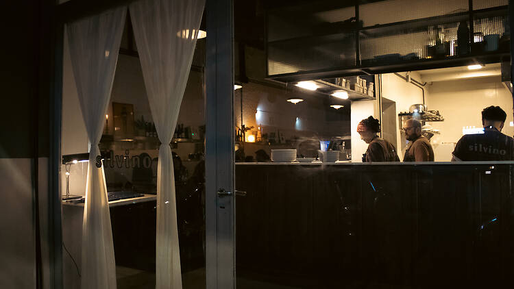 Vermú, platos de verano y vino entre velas en Silvino