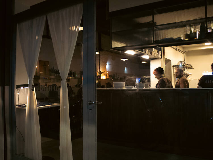 Vermú, platos de verano y vino entre velas en Silvino