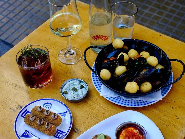 Celebrar el amor chocando copas en Pes Gastrobar