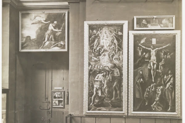 Vista de la Galer&iacute;a Central con el acceso al establecimiento para la venta de fotograf&iacute;as. Jos&eacute; Lacoste y Juana Roig. Archivo del Museo del Prado