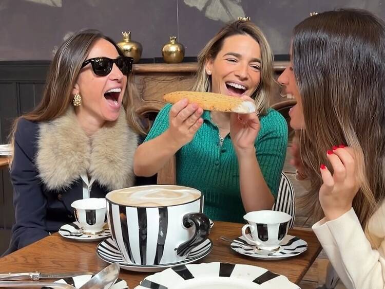 Así es el café gigante que está triunfando en Madrid: tazas de hasta tres litros acompañadas de cookies XXL (y solo por tiempo limitado)