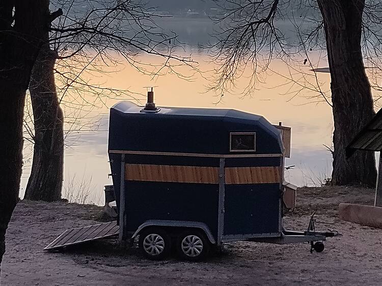 Szauna a Duna-parton? Februárban minden hétvégén vár a Pelikan Mozgó Szauna