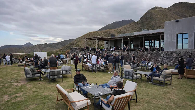 Isidris Sunset: atardecer, vino y beats al pie de la montaña