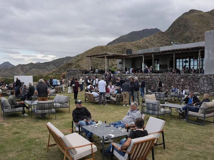 Isidris Sunset: atardecer, vino y beats al pie de la montaña