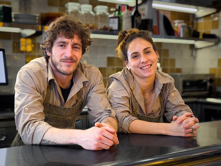 Aquest bar d'escabetxos i brasa és el local de moda al barri del Camp de l'Arpa