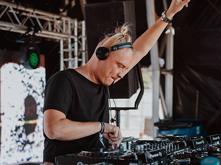 Sam Supplier lands hard at Armania to the joy of all party people