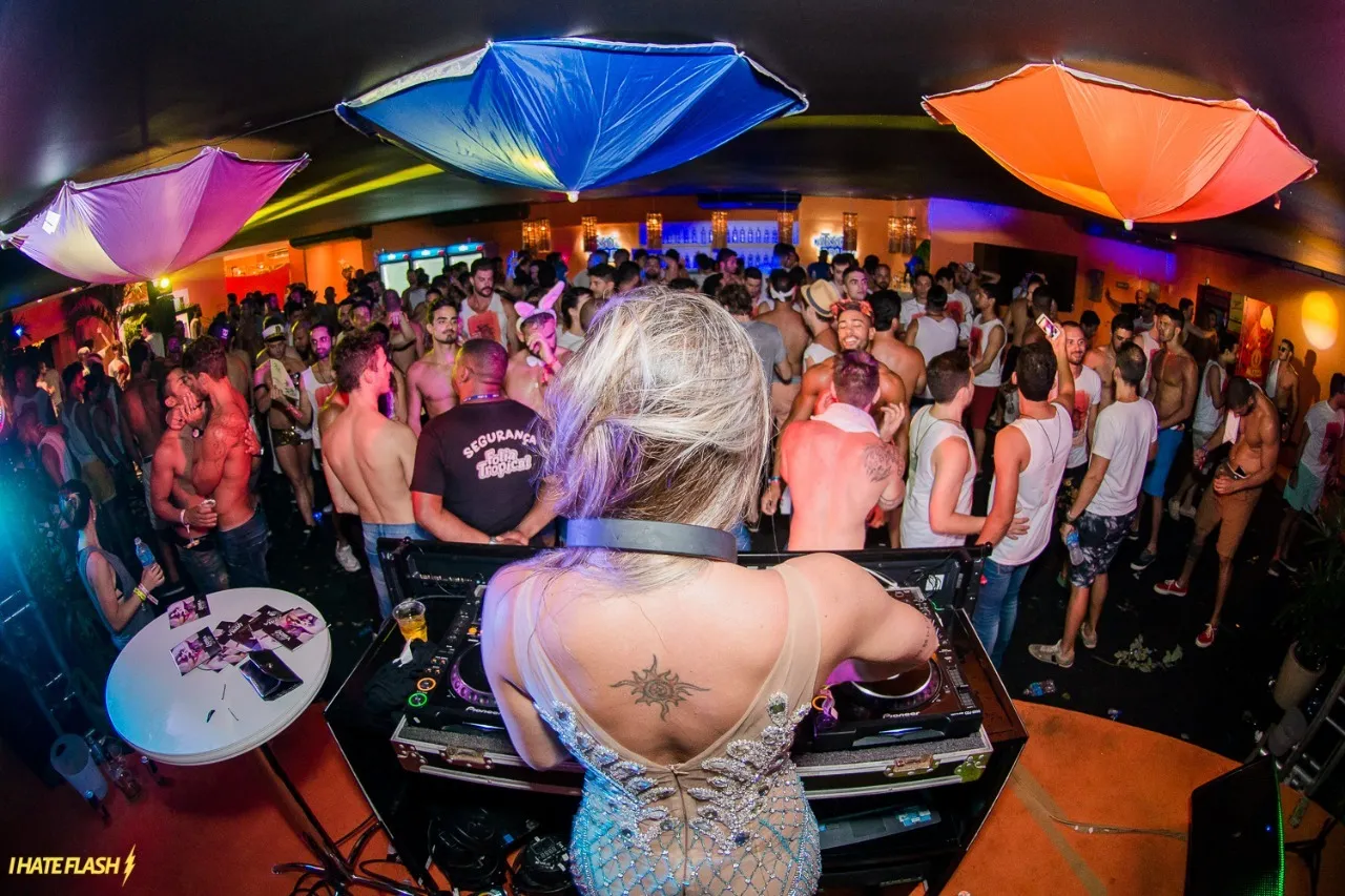 Festa voltada para o p&uacute;blico LGBTI+ no Folia Tropical