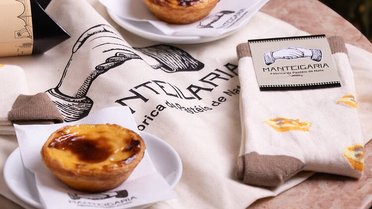 Comer pasteis de nata... de meias Comer pasteis de nata... de meias