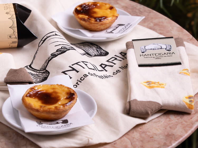 Comer pasteis de nata... de meias Comer pasteis de nata... de meias