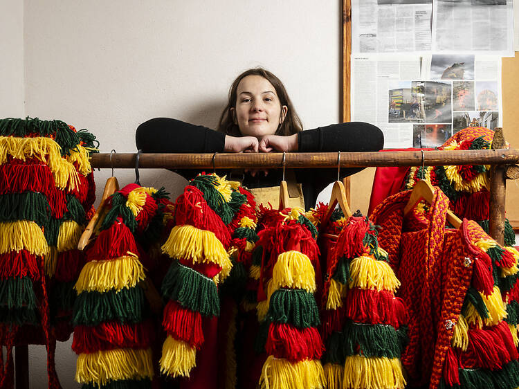 As mãos (jovens) da tradição. Sofia produz as máscaras e os fatos dos Caretos de Podence