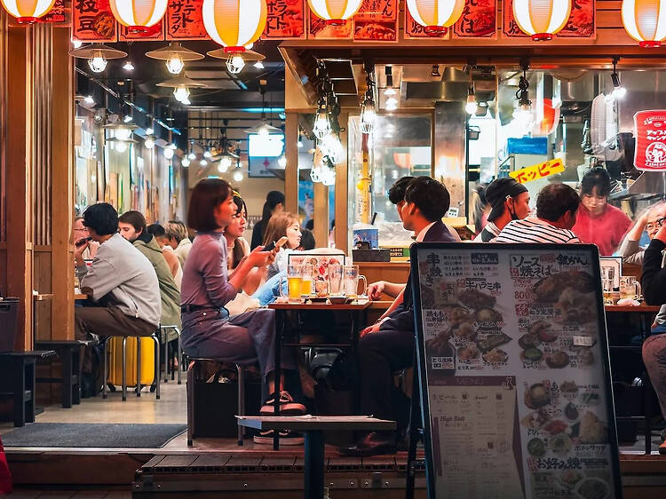 "Solo para menores de 40": por qué hay bares en Asia que están imponiendo límites máximos de edad