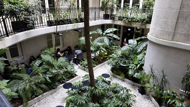 Midweek break in Muyè’s patio