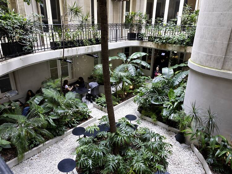 Midweek break in Muyè’s patio