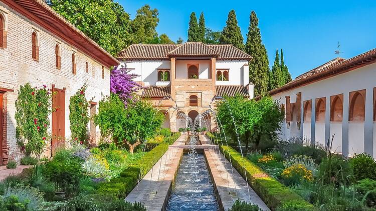 Get lost in Generalife Gardens