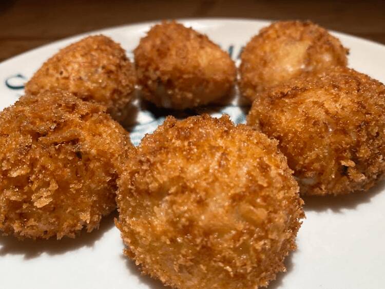 Hemos probado la Mejor Croqueta de España en este restaurante de Madrid y hemos descubierto otros dos platos imprescindibles junto al Retiro