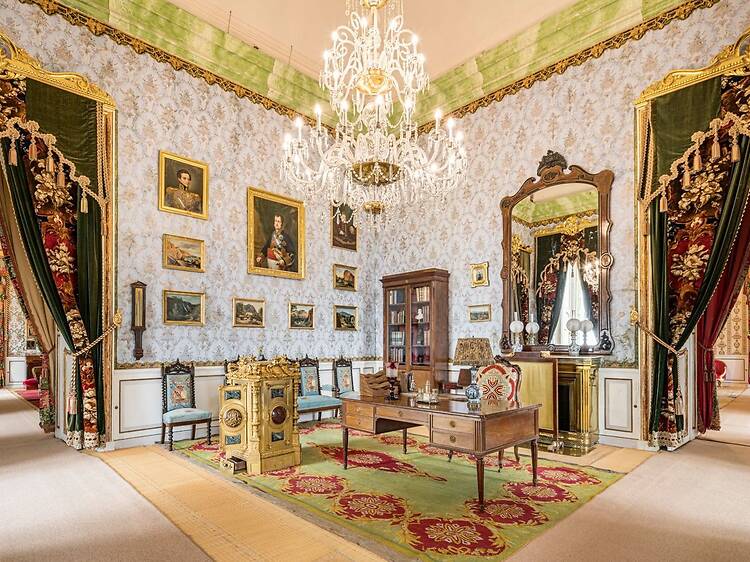 Cierra este bonito palacio a una hora de Madrid, que estrenará un gran museo al aire libre este verano