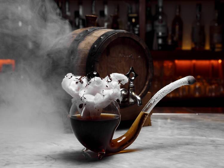 La cuarta mejor coctelería del mundo está en Barcelona y celebra una década de vida